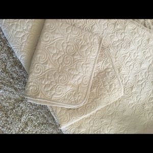 Oueen quilt / matching standard shams clean mint